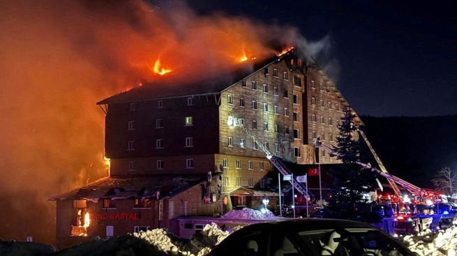 El feroz incendio en el centro de esquí Grand Kartal dejó 66 fallecidos.