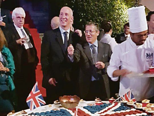 festejos. El embajador Mark Kent invitó al palacio Madero Unzue para festejar el cumpleaños de la reina Isabel II. 