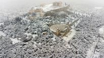 miles de evacuados en una autopista de atenas durante un temporal de nieve