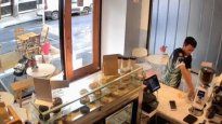 El hombre entró al local cuando la empleada no estaba en el mostrador y tomó el dinero del frasco de propinas.