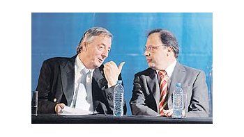 Néstor Kirchner, ayer, durante el acto en Almirante Brown, junto al intendente Darío Giustozzi.