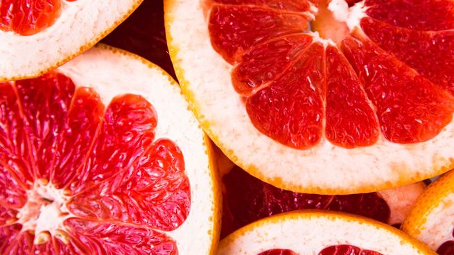 El pomelo es una gran fuente de nutrientes, como el potasio, la vitamina C y el ácido fólico.