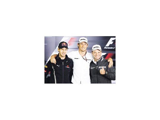 Los tres se abrazan como amigos, pero Button, Barrichello y Vettel pelean por el título de campeón de Fórmula 1.