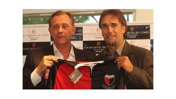 Es Sabalero. Gabriel Batistuta junto al presidente Germán Lerche en la presentación oficial como secretario técnico.