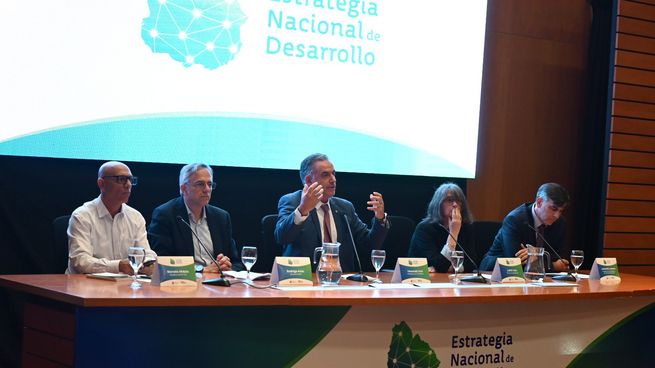 Yamandú Orsi presnetó la Estrategia Nacional de Desarrollo.&nbsp;