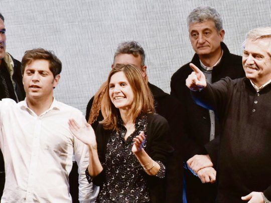 Provincia. Alberto Fernández y Axel Kicillof ayer en Mar del Plata alentaron la elección de la camporista Fernanda Raverta.