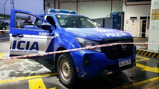 Imputaron a cinco efectivos por homicidio tras la muerte de un hombre en una estación de servicio. 