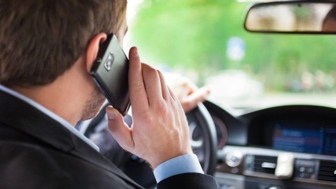 El uso del celular al volante también implica la pérdida de puntos para la licencia y la posible suspensión del carnet en casos graves.