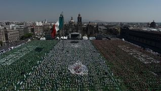 La clase de fútbol más grande del mundo en el Zócalo CDMX.