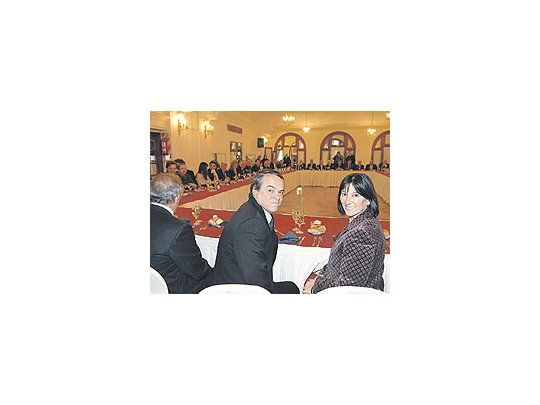FelisaMiceli y elvicepresidentede laCGE,NéstorCastro,durante unalmuerzoen el quese celebróel Día de laIndustria.