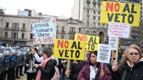 Vinimos a reclamar por los derechos de personas con discapacidad y lo único que hicieron fue traer a la policía para reprimir, dijo una manifestante.&nbsp;