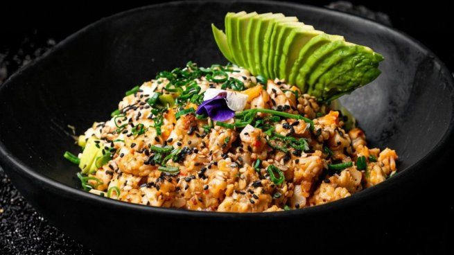 La selección en SushiClub incluye Salmón Thai, con cubos de salmón flambeados con salsa tailandesa, palta con leche de tigre y arroz avinagrado.