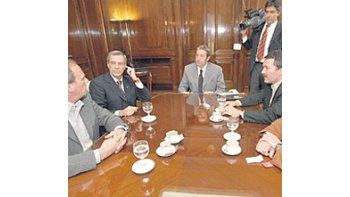 ámbito.com | Julio Cobos recibió la semana pasada el apoyo de intendentes santafesinos de la UCR. Raúl Ponzio (Las Rosas), Carlos Torres (Firmat), Fernando Fischer (Armstrong) y Osvaldo Salomón (Chabás) ratificaron su adhesión a la UCR comandada por el vicepresidente.