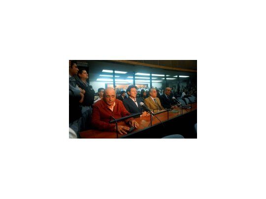 Cuatro jefes de Automotores Orletti, Raúl Guglielminetti, Horacio Martínez Ruiz, Eduardo Ruffo y Rodolfo Cabanillas el centro de detención ilegal creado por la Secretaria de Inteligencia del Estado (SIDE) para concentrar a los secuestrados del Plan Cóndor, de cooperación represiva entre las dictaduras de la región, fueron condenados hoy a penas de prisión perpetua y prisión mayor por el Tribunal Oral Federal 1 de la Capital (TOF1).