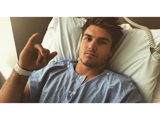 Crichton se quiere cortar parte de un dedo para volver a jugar.