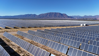 La Ley 27.191 -que reemplaza en parte la 26.190- establece que para el 31 de diciembre de 2025 las fuentes renovables deben cubrir al menos el 20% del consumo eléctrico.  La Ley 27.191 -que reemplaza en parte la 26.190- establece que para el 31 de diciembre de 2025 las fuentes renovables deben cubrir al menos el 20% del consumo eléctrico.