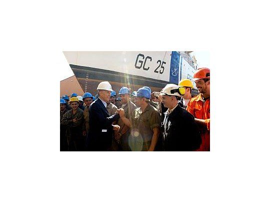 Mauricio Macri recorrió los talleres de Tandanor y saludó a los obreros del astillero.