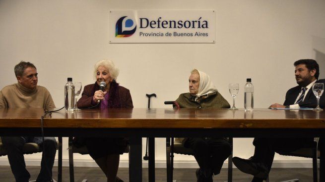Estela de Carlotto junto a Herenia Sánchez Viamonte en la inauguración del salón Madres y Abuelas de Plaza de Mayo.