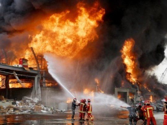 Un incendio en el puerto de Beirut revivi&oacute; el trauma de la explosi&oacute;n de agosto para los residentes de la capital de L&iacute;bano.