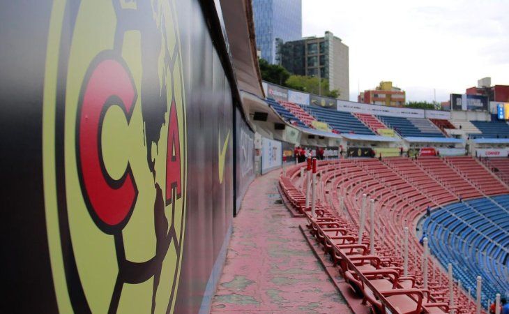 El objetivo de la directiva del Club América es jugar el cásico ante Chivas en el Estadio Ciudad de los Deportes ya que no tiene inmuebes disponibles. En el Cuauhtémoc para esa fecha cantará Shakira; la otra opción es la Corregidora de Querétaro pero justamente ese fin de semana, Gallos Blancos juega de local ante Monterrey.