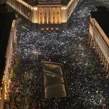 Más de 100.000 personas se congregaron en Sofía para exigir la dimisión del gobierno de Bulgaria, que se consumara el próximo viernes. Más de 100.000 personas se congregaron en Sofía para exigir la dimisión del gobierno de Bulgaria, que se consumara el próximo viernes.