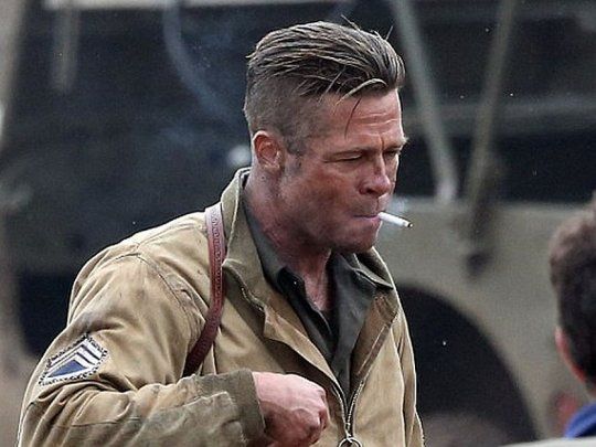 Brad Pitt fumando durante una filmación. 