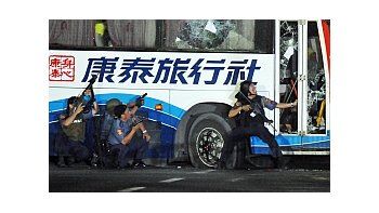 Horas de máxima tensión se vivieron en Manila por un secuestro dentro de un colectivo