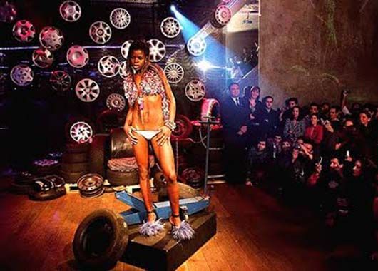 La marca se sumerge en el universo de la prostitución para crear sus diseños.