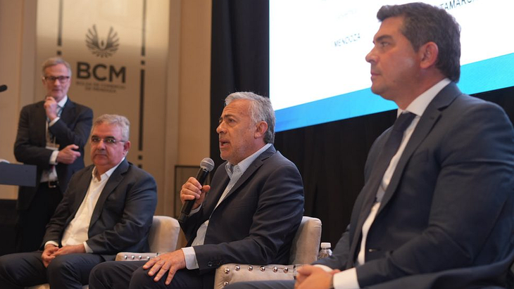 Alfredo Cornejo afirmó que Argentina atraviesa un “cambio cultural profundo”, dejando atrás una visión anticapitalista para adoptar una agenda de desarrollo basada en el sector privado. Alfredo Cornejo afirmó que Argentina atraviesa un “cambio cultural profundo”, dejando atrás una visión anticapitalista para adoptar una agenda de desarrollo basada en el sector privado.