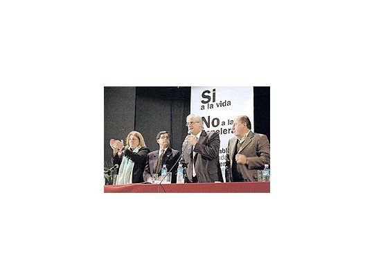 Jorge Taianay la titulardel árealegal delMinisterio deRelacionesExteriores,Susana Ruiz Cerrutti,agradecierona los vecinosla convocatoria.Losacompañaronelintendentede Gualeguaychú,DanielYrigoyen, yel gobernadorde EntreRíos, JorgeBusti.