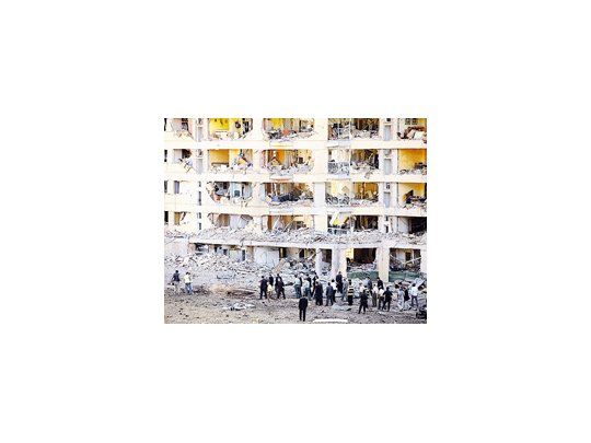 La fachada del edificio de las familias de guardias civiles quedó destruida. Pese a lo impactante de la imagen, sólo hubo heridos leves. El ministro del Interior, Alfredo Pérez Rubalcaba, visitó el lugar. José Luis Rodríguez Zapatero volvió a pronosticar la derrota de los terroristas.