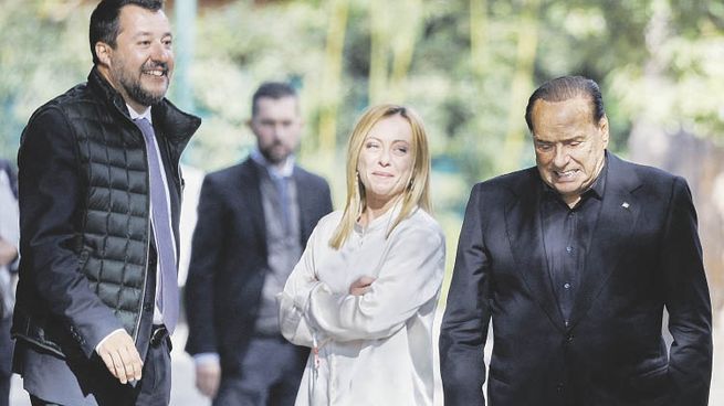 ALIADOS. Matteo Salvini, Silvio Berlusconi y Giorgia Meloni son los socios de la coalición de derecha que se prepara para gobernar Italia.