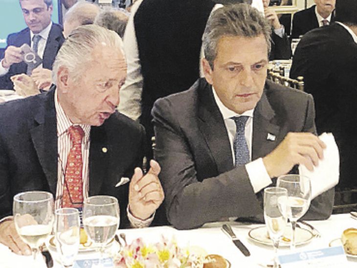 empresarios. Daniel Funes de Rioja (UIA/Copal), en el Alvear con Sergio Massa. El embajador Daniel Scioli, en la misma mesa que Graciela Camaño, Ignacio de Mendiguren; y Leonardo Madcur. empresarios. Daniel Funes de Rioja (UIA/Copal), en el Alvear con Sergio Massa. El embajador Daniel Scioli, en la misma mesa que Graciela Camaño, Ignacio de Mendiguren; y Leonardo Madcur.