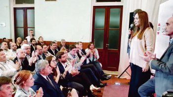 Acercamiento. La mandataria se reunió ayer con los radicales de Buenos Aires en un acto en la sede de ese partido organizado por el vicegobernador y presidente de la UCR local, Daniel Salvador.