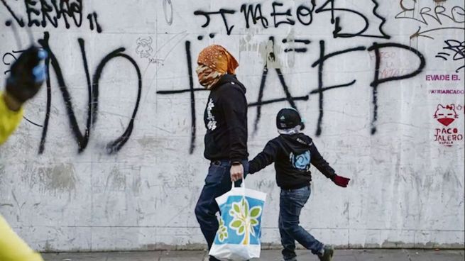 CONSECUENCIA. El fin del actual sistema de pensiones fue una de las principales banderas de las revueltas de 2019 en Chile.&nbsp;