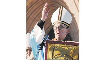 ámbito.com | Jorge Bergoglio encabezóuna masiva homilíaen la Basílica de Luján,donde reunió máspúblico que cualquiercandidato opositor.