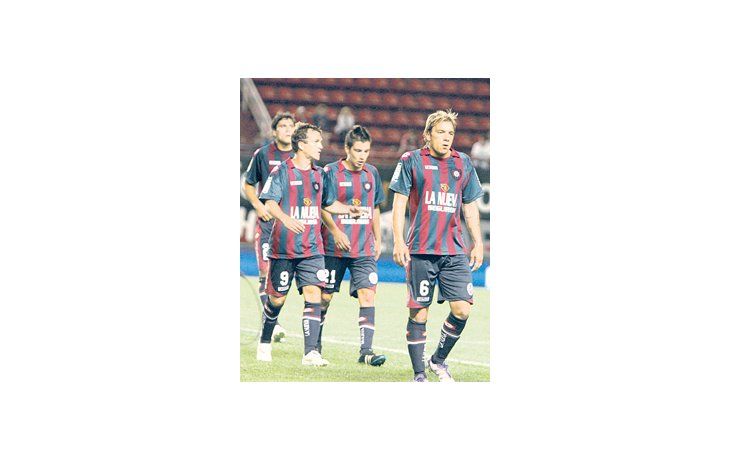 Una constante de los últimos tiempos: el plantel de San Lorenzo retirándose cabizbajo.