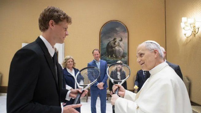 Jannik Sinner se conviritió en el primer deportista en visitar al papa León XIV