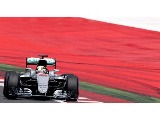Bajo el agua, Hamilton se quedó con la pole en Austria