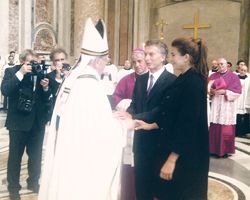 El saludo del papa Francisco a Mauricio Macri y su esposa, Juliana Awada.