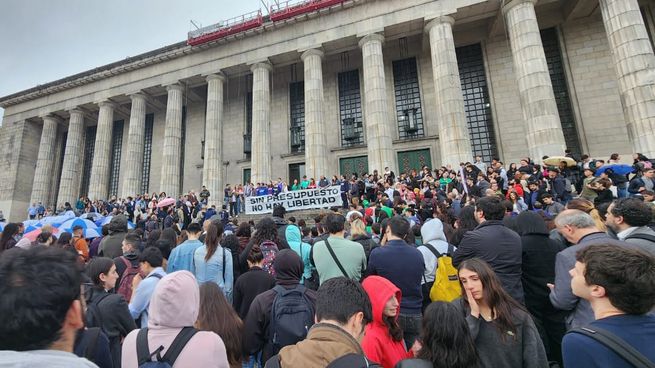 Impresionante convocatoria a la asamblea en la Facultad de Derecho.