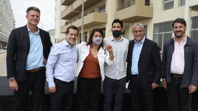 Autoridades y legisladores presentes en la entrega de llaves de los desarrollos urbanísticos.