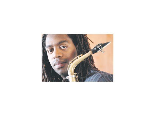 Yosvany Terry es un músico apegado a la tradición de la música popular cubana de las decadas de 1920 y 40, y su banda incluye músicos de vasta trayectoria.