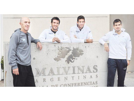 Arribo. El subcapitán Mariano Hood posa con Leo Mayer, Juan Martín Del Potro y Guido Pella en sala de conferencias del aeropuerto de Ezeiza.