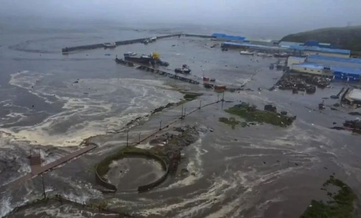 The earthquake generated waves of up to three meters in the Kamchatka Peninsula. The earthquake generated waves of up to three meters in the Kamchatka Peninsula.