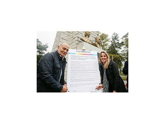 La última actividad de campaña de la postulante  fue firmar un compromiso para impulsar políticas públicas con perspectiva de género junto al titular del Partido Fe y sindicalista moyanista, Gerónimo Momo Venegas.