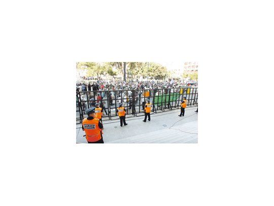 Activistas de la Unión Ferroviaria se juntaron ante el Palacio de Tribunales para protestar por la detención de José Pedraza. Allí estuvieron a punto de chocar con militantes trotskistas que festejaban la medida.