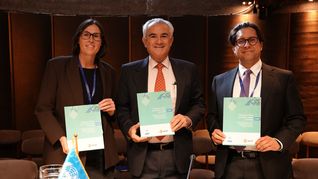 En el marco del seminario, la publicación anual de la CEPAL Panorama Fiscal de América Latina y el Caribe 2026 fue presentada. De izquierda a derecha, Laura Oroz, Embajadora de España en Chile; José Manuel Salazar-Xirinachs, Secretario Ejecutivo de la CEPAL; y Noel Pérez Benítez, Oficial a Cargo de la División de Desarrollo Económico de la CEPAL. En el marco del seminario, la publicación anual de la CEPAL Panorama Fiscal de América Latina y el Caribe 2026 fue presentada. De izquierda a derecha, Laura Oroz, Embajadora de España en Chile; José Manuel Salazar-Xirinachs, Secretario Ejecutivo de la CEPAL; y Noel Pérez Benítez, Oficial a Cargo de la División de Desarrollo Económico de la CEPAL.