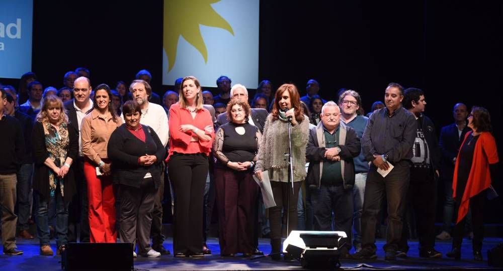 Cristina lanzó su candidatura a senadora en Mar del Plata y llamó a votar en defensa propia  (foto 1)