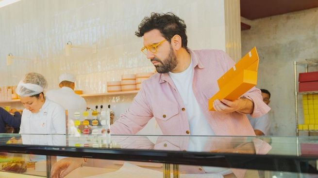 El elevado precio del pan dulce que venderá el cocinero para la Navidad.